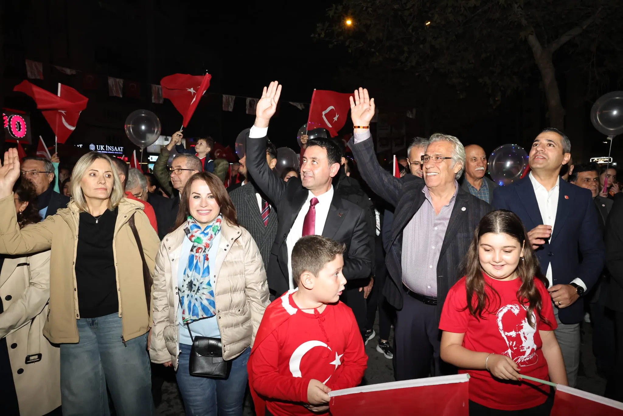 BAYRAKLIâDA CUMHURÄ°YET COÅKUSU KORTEJ VE CANDAN ERÃETÄ°NâLE TAÃLANDI (7) kopya-1793360638888.webp